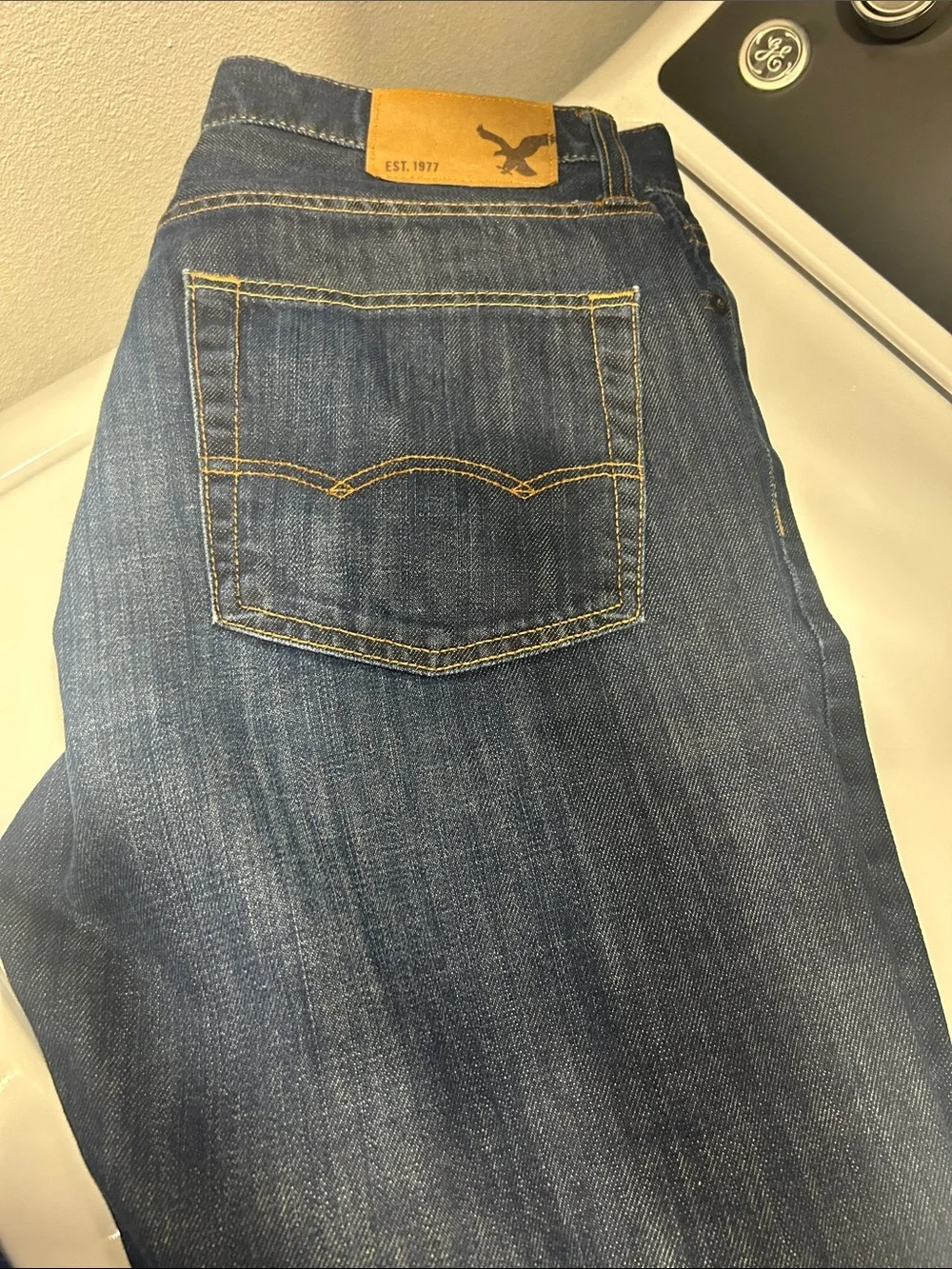 American Eagle Outfitters Men’s Dark Blue Straight Jeans with Contrast Stitching